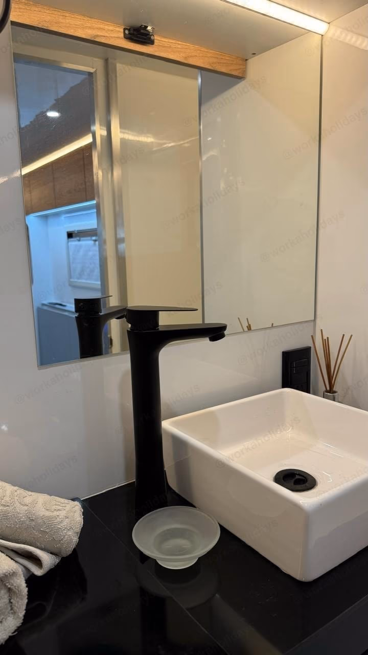 Baño · bacha + grifería negra