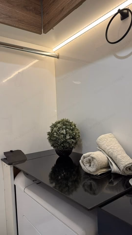 Baño · mesada pivotante sobre el lavarropas