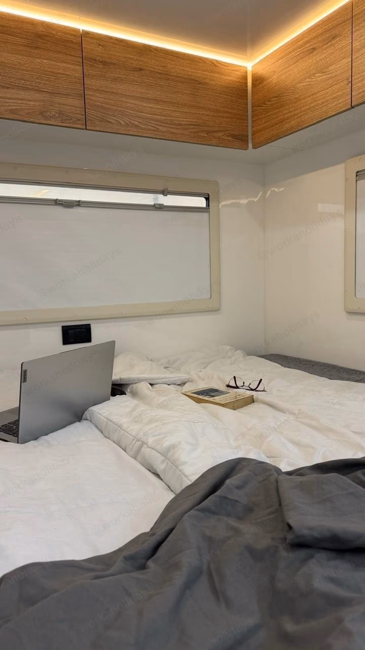 Dormitorio · cama king + laptop