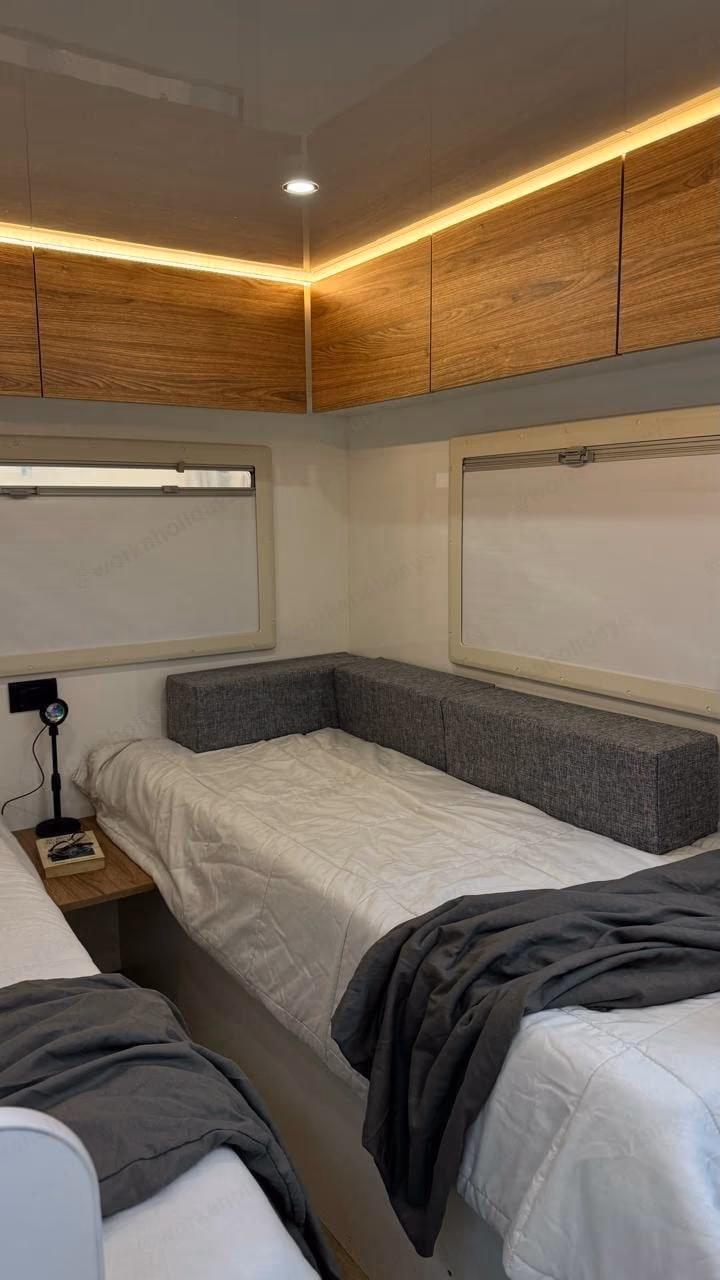 Dormitorio · camas individuales con sillón