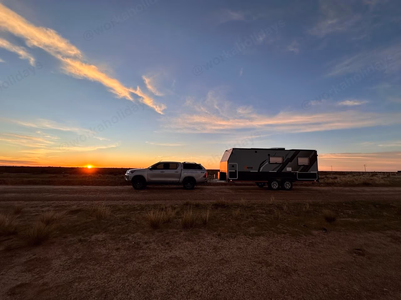 Casa rodante Expedition en ruta al atardecer