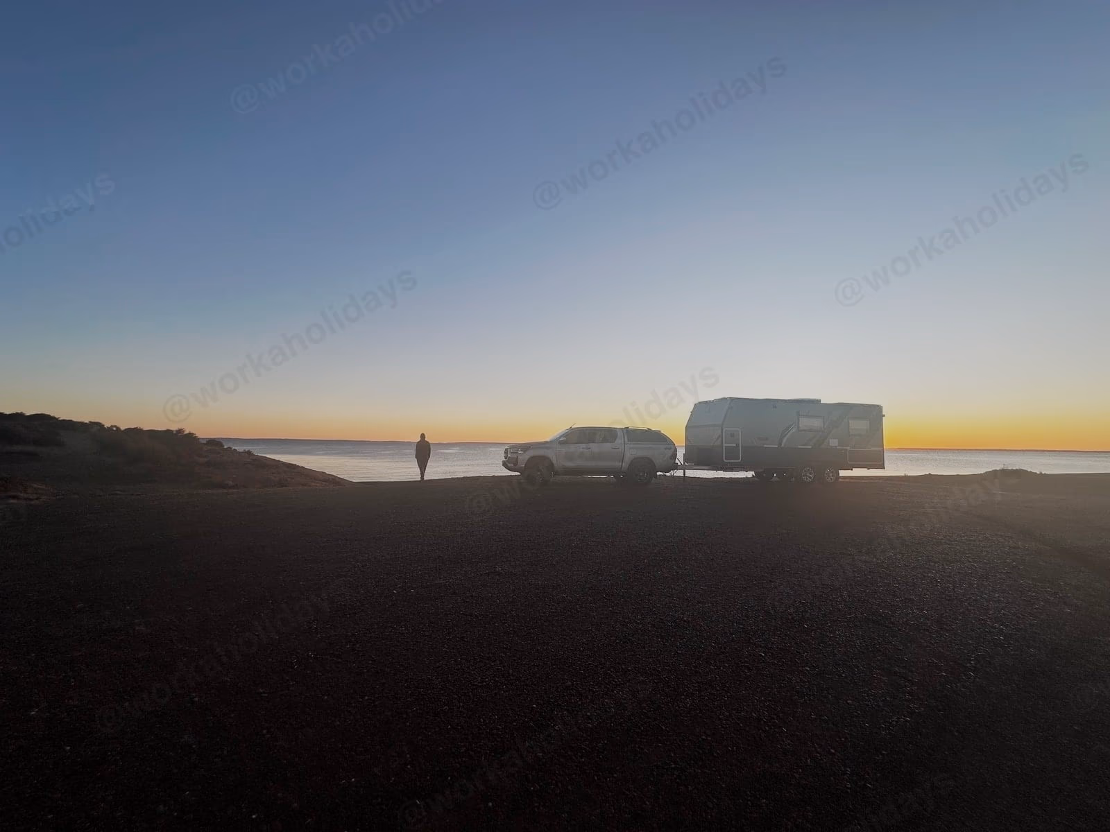 Casa rodante Expedition frente al mar al atardecer