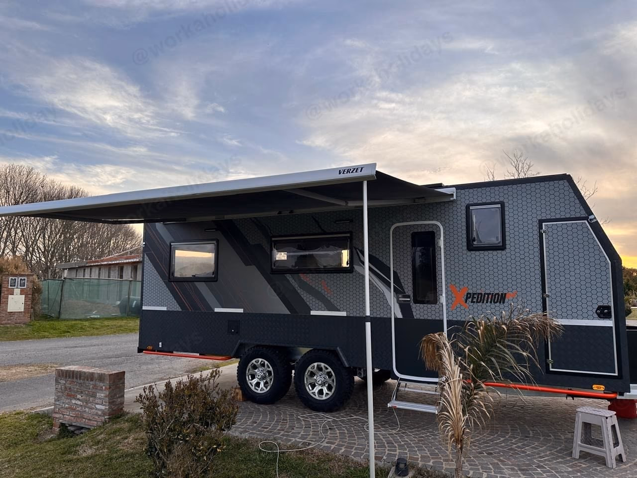 Exterior · toldo Dometic extendido